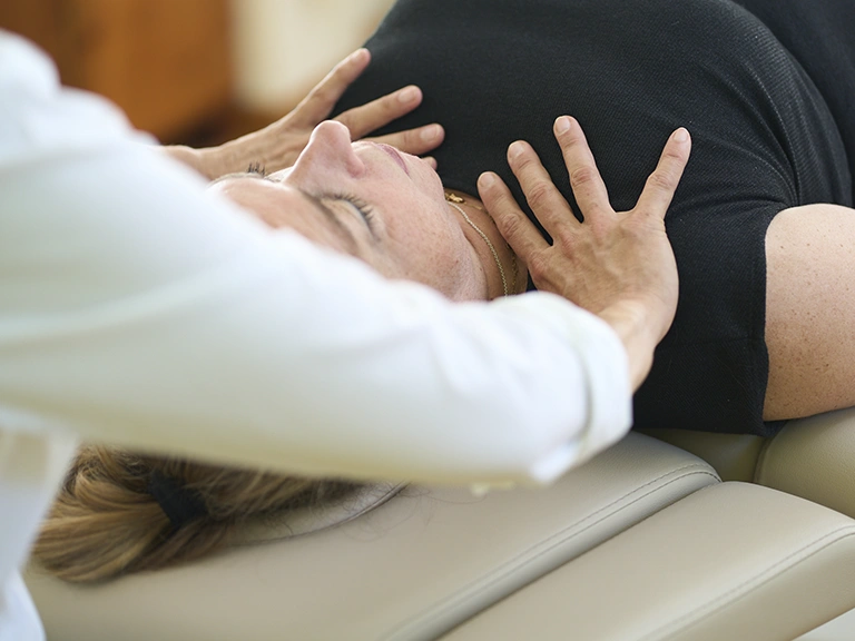 Osteopathische Untersuchung einer Patientin