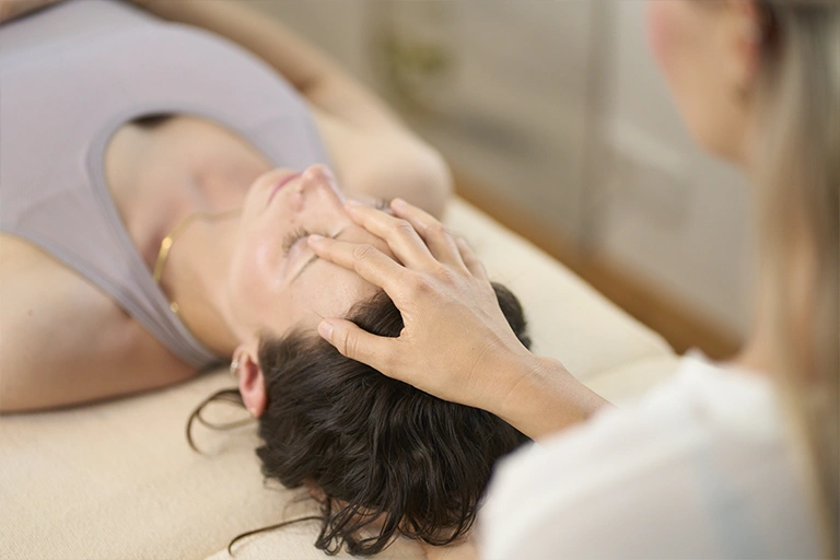 Osteopathische Untersuchung einer Patientin