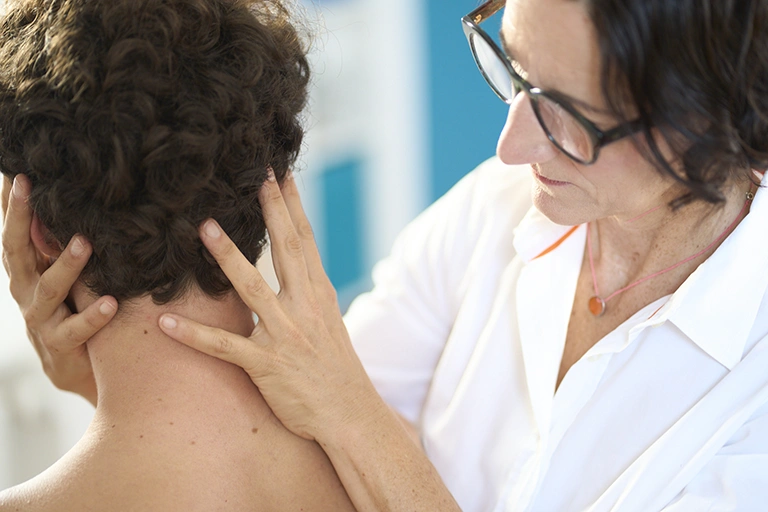 Ostheopatische Behandlung eines Patienten am Kopf