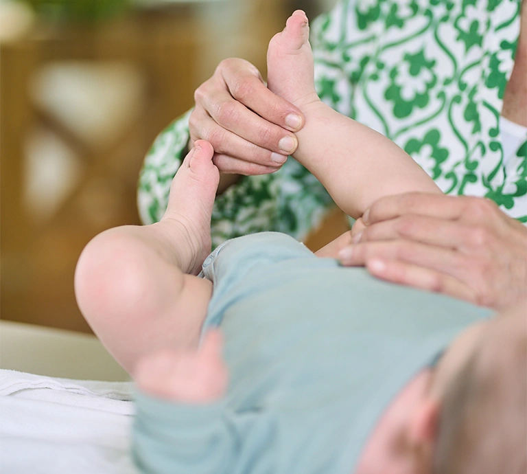 Osteopathische Untersuchung eines Säuglings