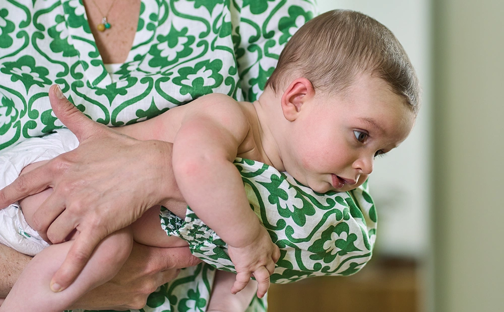 Osteopathin mit Baby auf dem Arm